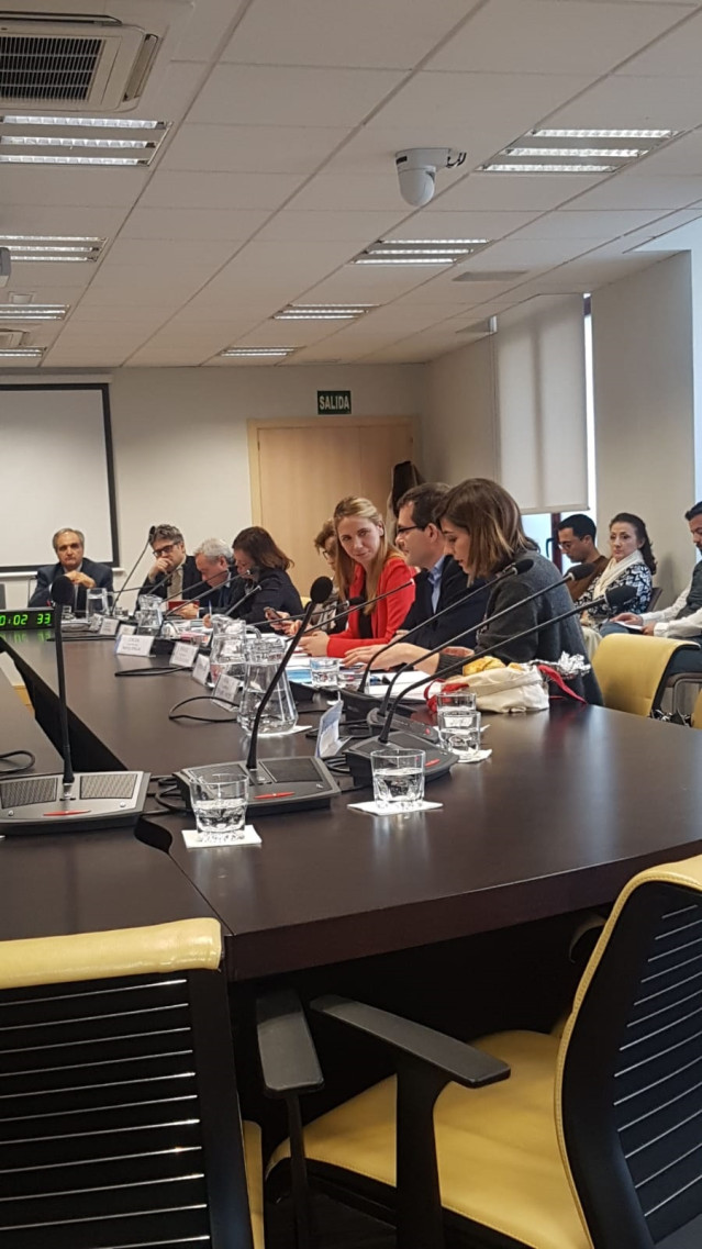 La oposición se presenta a la Comisión de Cultura con magdalenas, un guiño a Man