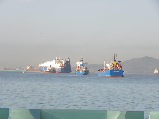 Buques gibraltareños supuestamente fondeados en aguas españolas