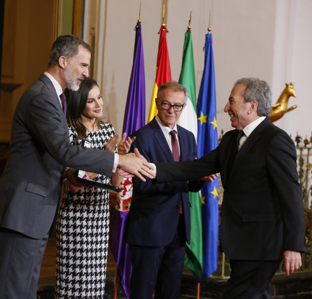 José Luis Perales saluda al Rey ante la Reina y Guirao (dcha.) en la entrega de