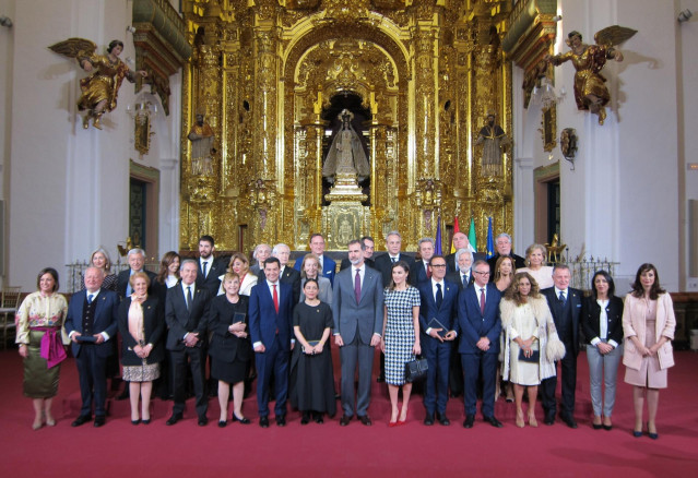 Foto de famila de los Reyes con las autoridades y los premiados