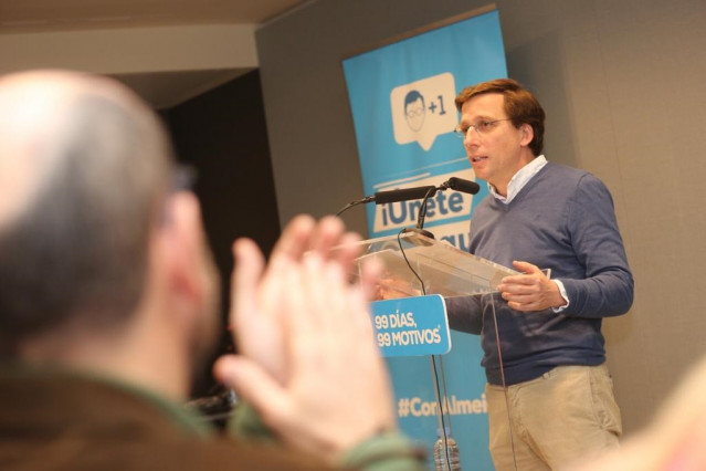 El candidato del PP a la Alcaldía de Madrid, José Luis Martínez-Almeida, hace un