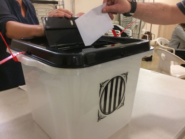 Urna de votación del referéndum del 1-O