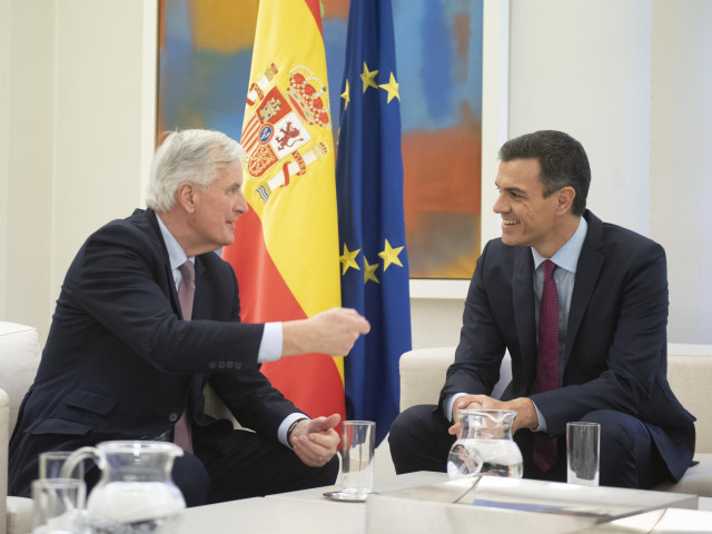 Pedro Sánchez analiza con el jefe del equipo negociador de la UE para el Brexit