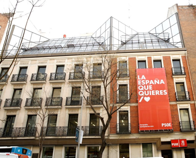 Lema de la precampaña del PSOE al 28A desplegada en la fachada de la sede princi