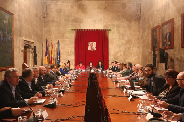 Reunión entre la presidenta del Govern, Francina Armengol, y agentes sociales, p