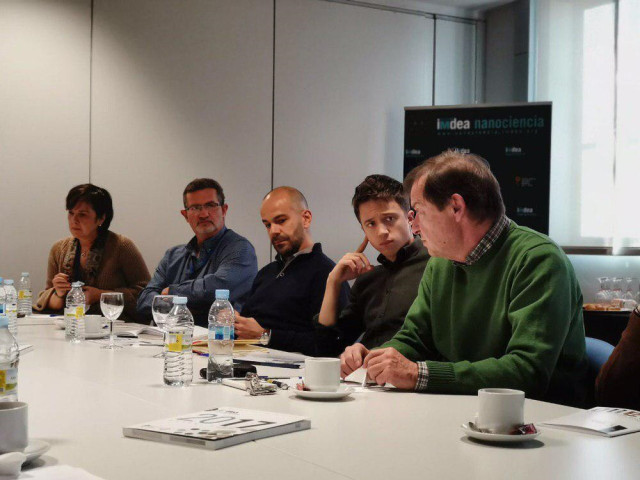El candidato de Más Madrid, Íñigo Errejón, en su visita al IMDEA-Nanociencia