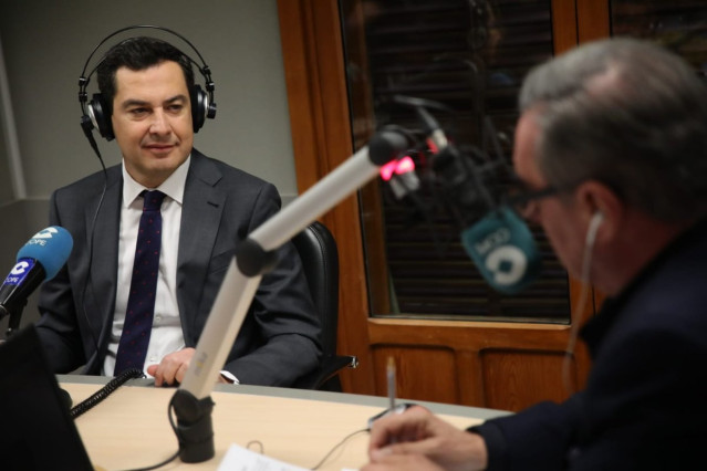Juanma Moreno, hoy en una entrevista en la Cope
