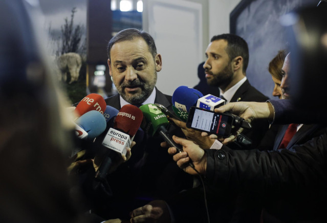 José Luis Ábalos atiende a los medios en Sevilla