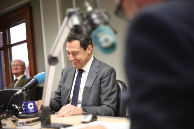 Juanma Moreno, hoy en una entrevista en la Cope