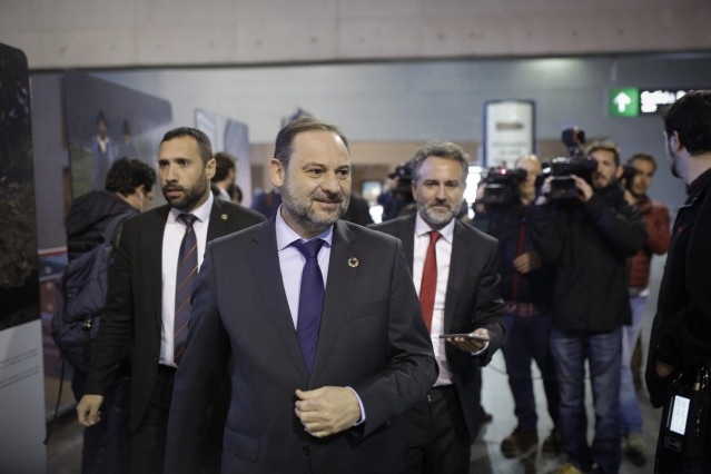 El ministro de Fomento, José Luis Ábalos, en la estación de Santa Justa de Sevil