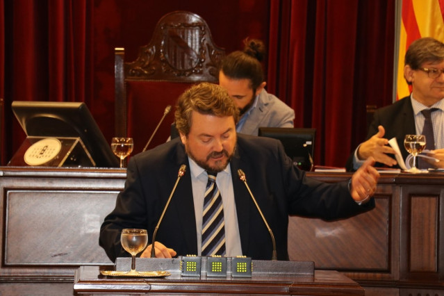 Antoni  Camps en el Parlament
