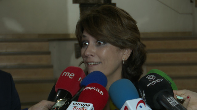 La ministra de Justicia, Dolores Delgado, atiende a los medios en València