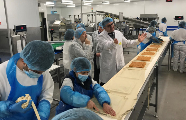 El delegado del Gobierno en Galicia, Javier Losada, visita Hornos Lamestelle
