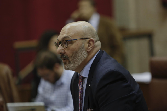 Alejandro Hernández en la sesión de control al gobierno en el Pleno del Parlamen