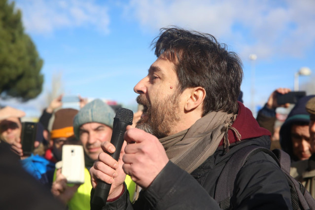 Taxistas se concentran en la entrada de IFEMA y cortan el tráfico en la M-40 en