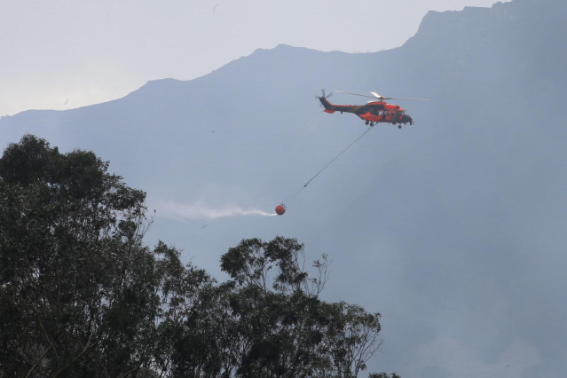 Labores de extinción del incendio forestal en la localidad asturiana de Soto de