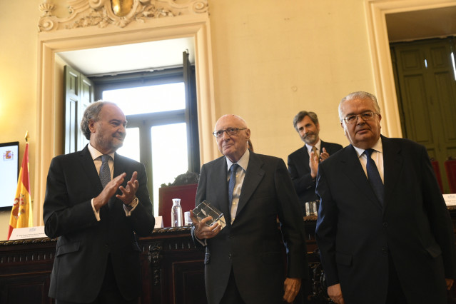 Entrega del premio Excelencia y calidad en la Justicia a los Padres de la Consti