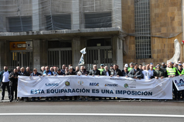 Varias asociaciones de la Guardia Civil protestan frente a la Dirección General