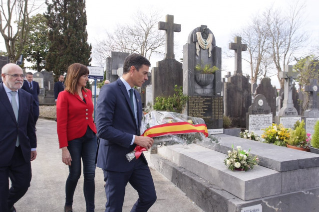 Sánchez visita la tumba de Clara Campoamor en vísperas del 8M y en recuerdo tamb