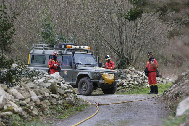 Labores de extinción del incendio forestal en la localidad asturiana de Soto de