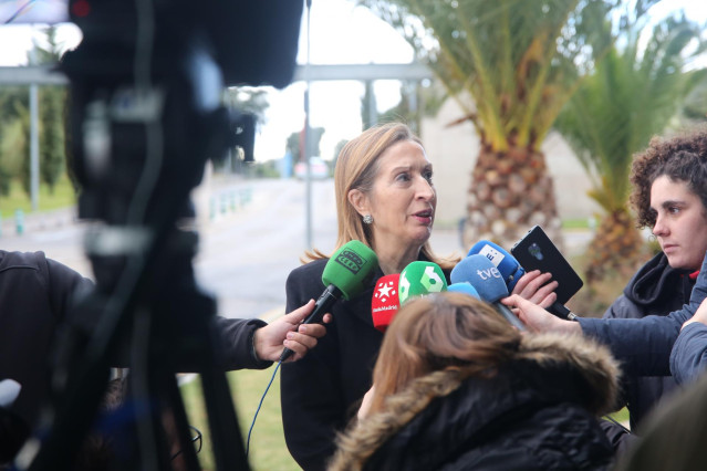 Distintos políticos visitan el Tanatorio de La Paz en Tres Cantos (Madrid) para