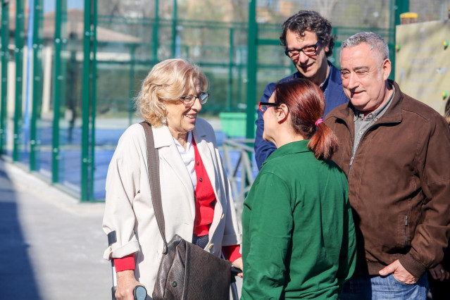 Manuela Carmena visita el barrio de Entrevías (Madrid) para conocer los trabajos
