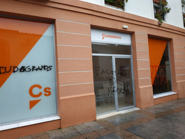 Cádiz.- Cs denuncia que su sede provincial, en Jerez, vuelve a amanecer con pint