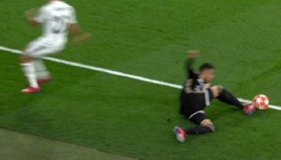 ​La UEFA explica y elogia las decisiones del VAR en la Champions