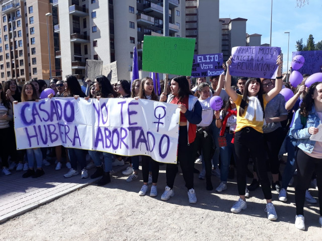 Casado traslada un acto en Castellón ante una protesta feminista que le acusa de