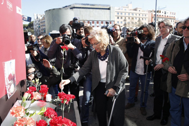 Ofrenda floral y suelta de globos en el acto 'In Memorian' en recuerdo a las víc