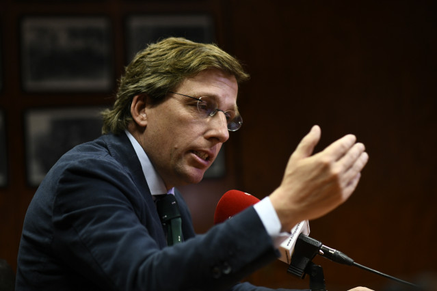 Almeida se compromete a preparar ya los pliegos del nuevo contrato de limpieza p