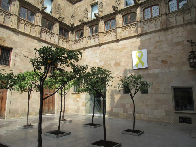 Lazo amarillo en el Pati dels Tarongers de la Generalitat