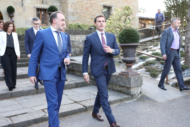 Rivera y Esparza, firman el acuerdo por el que Cs y UPN concurrirán conjuntament