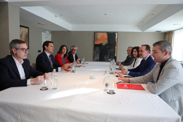 Rivera y Esparza, firman el acuerdo por el que Cs y UPN concurrirán conjuntament