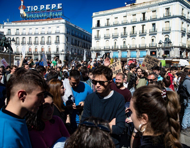 Errejón acude a la manifestación por el clima pidiendo una 