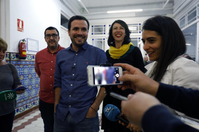 Alberto Garzón participa en una asamblea abierta a la ciudadanía.