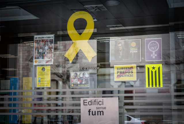 Borràs (JxCat) defiende los lazos amarillos y no los ve partidistas