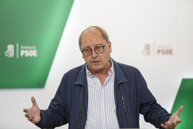 El secretario de Organización del PSOE-A, Juan Cornejo, analiza en rueda de pren