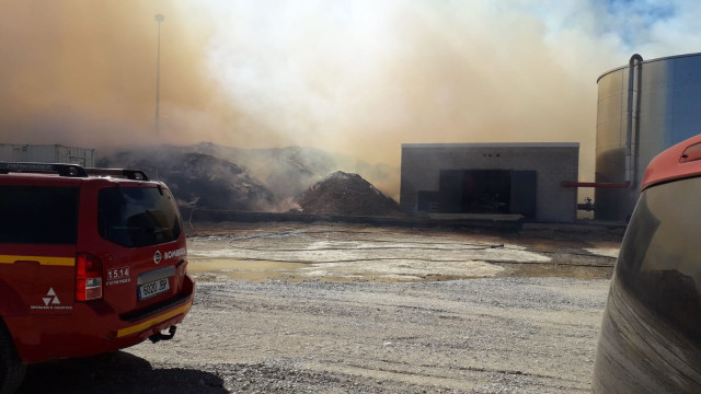 Zaragoza.- Sucesos.- Controlado el incendio de la fábrica de 'pellets' de Erla