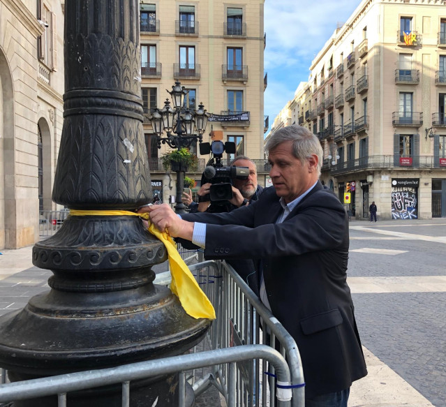 Alberto Fernández (PP) treu dos llaços de fanals davant de l'Ajuntament: 