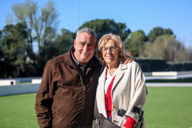 Manuela Carmena visita el barrio de Entrevías (Madrid) para conocer los trabajos