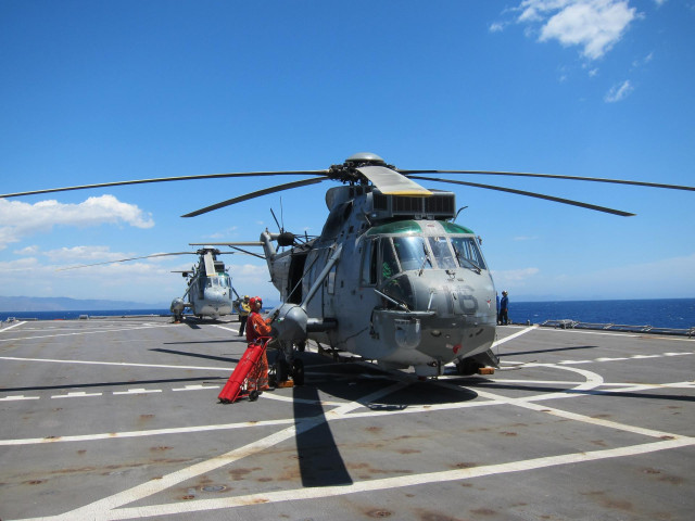 Helicóptero en la cubierta del Buque de Asalto Anfibio (BAA) Castilla