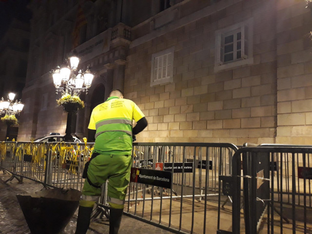 28A.- Retiran Los Lazos Atados A Las Vallas Que Protegen La Generalitat Y El Ayu