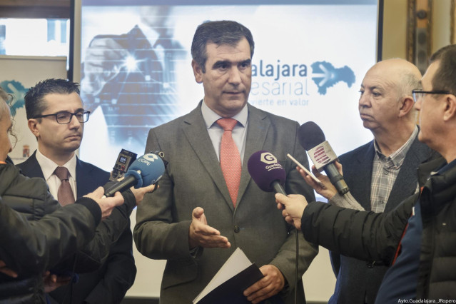 Román en rueda de prensa