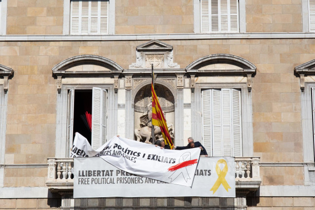 28A.- La Generalitat Quita El Lazo Amarillo De Su Fachada Pero Mantiene Una Panc