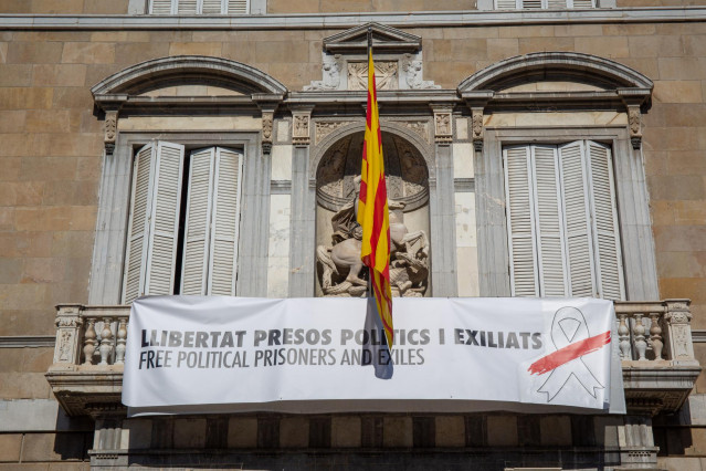 El Govern de la Generalitat cambia el lazo amarillo de su edificio por uno blanc