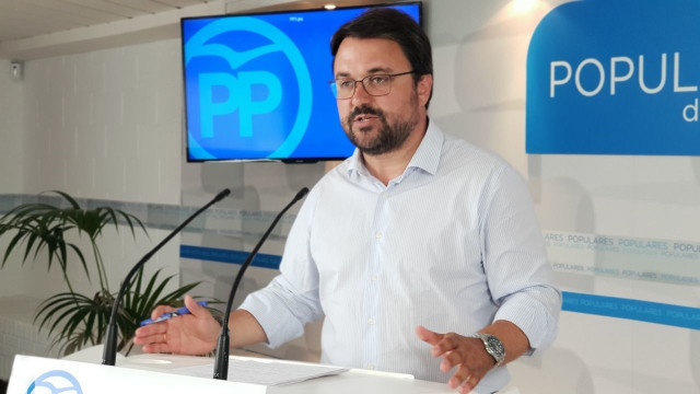 Asier Antona atiende a los medios