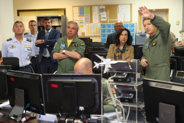 La ministra de Defensa, Margarita Robles, durante una visita al CAOC de Torrejón