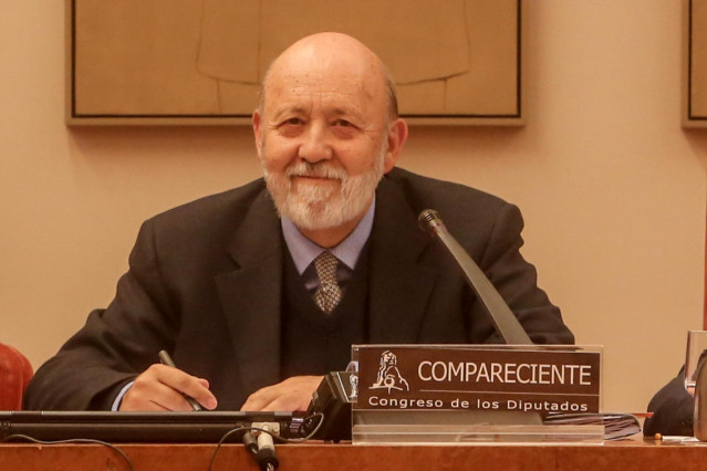 Tezanos mantiene su negativa a que el CIS pregunte sobre Monarquía o República p