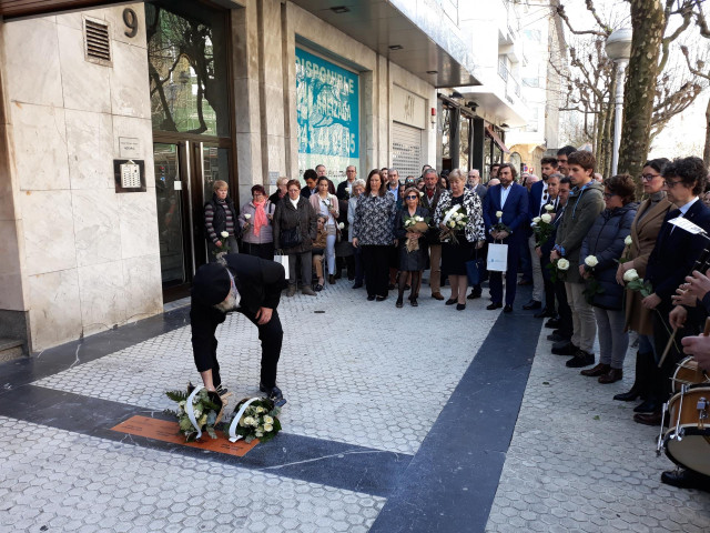 San Sebastián coloca en la Avenida de la Libertad las primeras cuatro placas en
